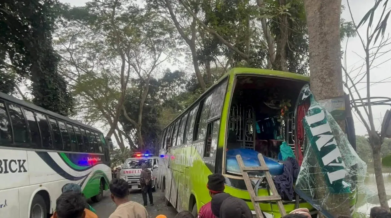 ঢাকা-বরিশাল মহাসড়কে নিয়ন্ত্রণ হারিয়ে গাছের সাথে বাসের ধাক্কায় আহত ১০